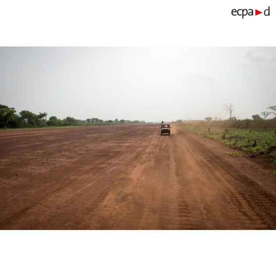 Une Peugeot P4 transportant les soldats d'une demi-section du GTIA (groupement tactique interarmes) Turco évolue sur un terrain lors d'une reconnaissance d'axe entre Bindi et Bambari.