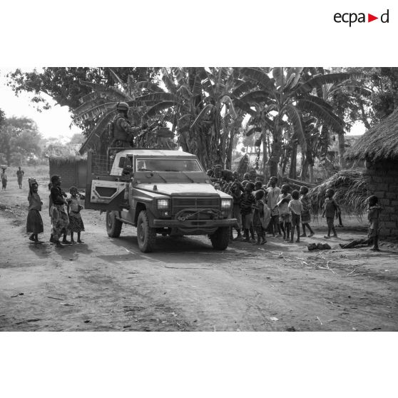 Des enfants observent l'intérieur d'une Peugeot P4 P (modèle blindé) lors d'une reconnaissance d'axe entre Bindi et Bambari par les soldats d'une demi-section du GTIA (groupement tactique interarmes) Turco.