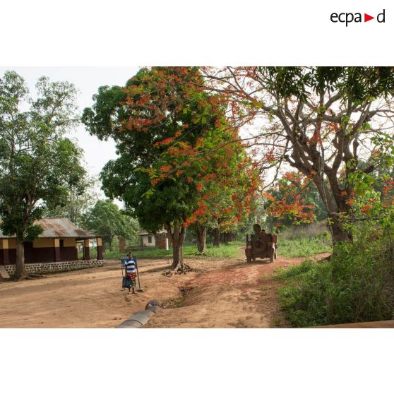 Un PVP transportant les soldats d'une demi-section du GTIA (groupement tactique interarmes) Turco évolue sur une route en bord de village, lors d'une reconnaissance d'axe entre Bindi et Bambari.