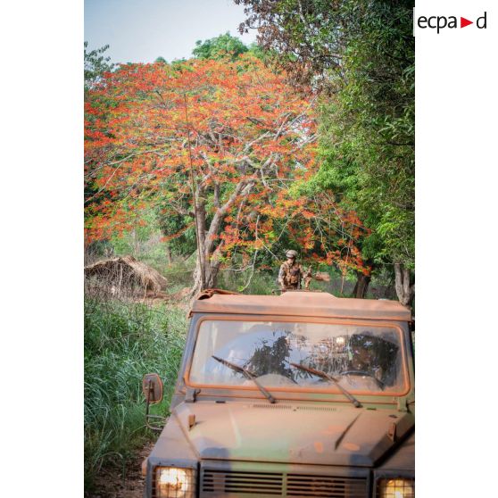 Une Peugeot P4 transportant les soldats d'une demi-section du GTIA (groupement tactique interarmes) Turco évolue sur une route de campagne lors d'une reconnaissance d'axe entre Bindi et Bambari.