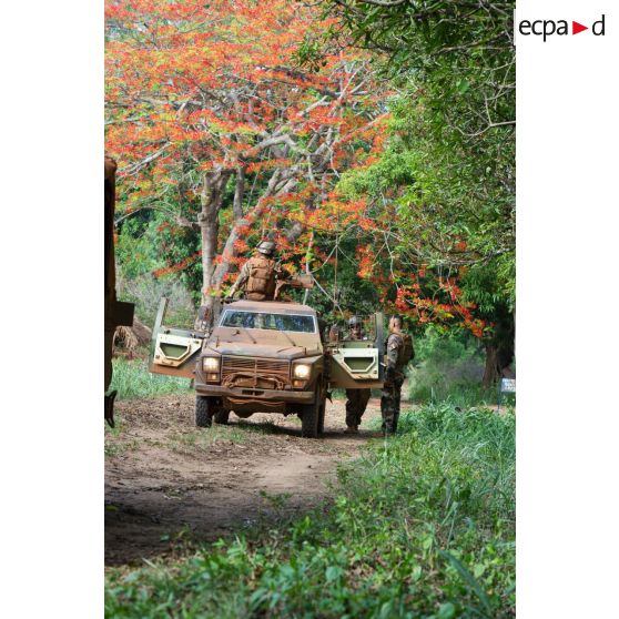 Une Peugeot P4 P (modèle blindé) transportant les soldats d'une demi-section du GTIA (groupement tactique interarmes) Turco, évolue sur une route de campagne lors d'une reconnaissance d'axe entre Bindi et Bambari.