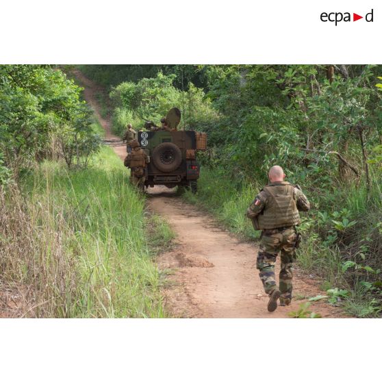 Un PVP transportant les soldats d'une demi-section du GTIA (groupement tactique interarmes) Turco stationne devant un pont de fortune sur une route de campagne lors d'une reconnaissance d'axe entre Bindi et Bambari.