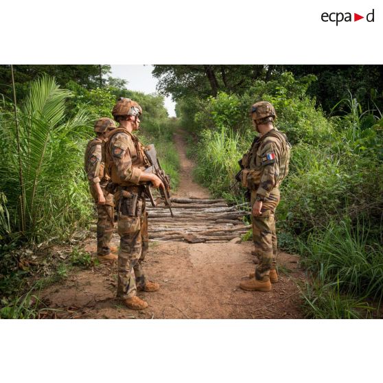 Un capitaine commandant une demi-section du GTIA (groupement tactique interarmes) Turco donne ses consignes à deux soldats afin de vérifier la sûreté d'un pont de fortune lors d'une reconnaissance d'axe entre Bindi et Bambari à bord d'un PVP (petit véhicule protégé).<br>