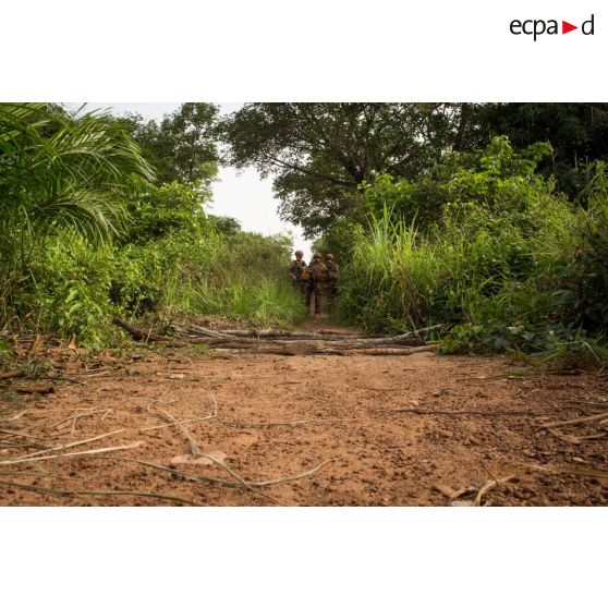 Des soldats d'une demi-section du GTIA (groupement tactique interarmes) Turco s'apprêtent à aller inspecter un pont de fortune avant de continuer leur chemin lors d'une reconnaissance d'axe entre Bindi et Bambari à bord d'un PVP (petit véhicule protégé).