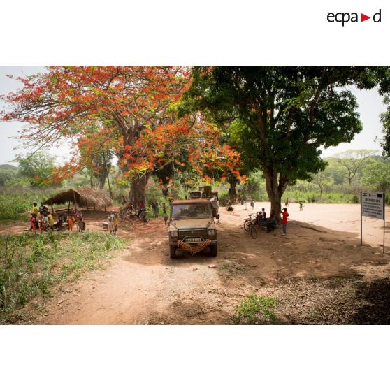 Une Peugeot P4 et un VAB sanitaire transportant le personnel du rôle 1 ou antenne médicale avancée du GTIA (groupement tactique interarmes) Turco, stationnent aux abords du CRPR (centre régional polyvalent de recherche) de Bambari lors d'une reconnaissance du dispensaire dans le cadre d'une AMP (aide médicale à la population).