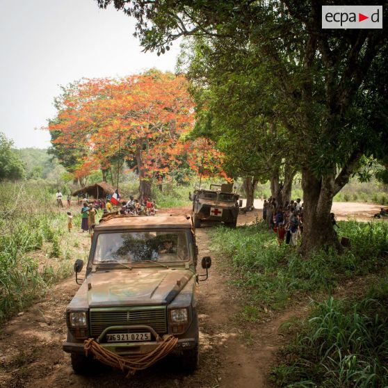 Une Peugeot P4 et un VAB sanitaire transportant le personnel du rôle 1 ou antenne médicale avancée du GTIA (groupement tactique interarmes) Turco, évoluent sur une route de campagne lors d'une reconnaissance du dispensaire du CRPR (centre régional polyvalent de recherche) de Bambari dans le cadre d'une AMP (aide médicale à la population).