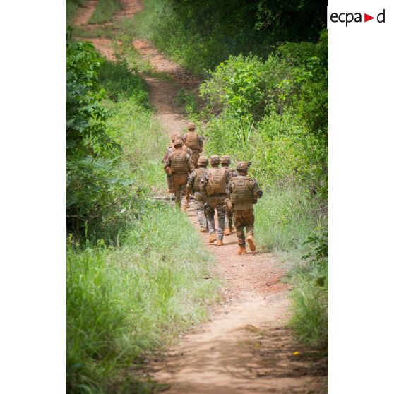 Soldats du détachement du 3e RG du GTIA (groupement tactique interarmes) Turco évoluant sur une route de campagne dans le cadre d'une reconnaissance des ponts sur l'axe reliant Bindi à Bambari, celui-ci permettant de rejoindre le centre-ville depuis la BOA (base opérationnelle avancée).