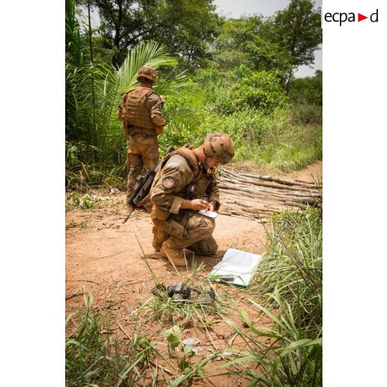 Soldats du détachement du 3e RG du GTIA (groupement tactique interarmes) Turco notant les résultats obtenus après calcul de la mesure d'une installation dans le cadre d'une reconnaissance des ponts sur l'axe reliant Bindi à Bambari, celui-ci permettant de rejoindre le centre-ville depuis la BOA (base opérationnelle avancée).