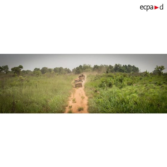Une Peugeot P4 et un VAB sanitaire transportant le personnel du rôle 1 ou antenne médicale avancée du GTIA (groupement tactique interarmes) Turco, évoluent sur une route de campagne lors d'une reconnaissance du dispensaire du CRPR (centre régional polyvalent de recherche) de Bambari dans le cadre d'une AMP (aide médicale à la population).