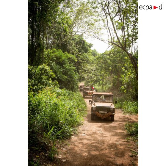 Deux Peugeot P4 et un VAB sanitaire transportant le personnel du rôle 1 ou antenne médicale avancée du GTIA (groupement tactique interarmes) Turco, évoluent sur une route de campagne lors d'une reconnaissance du dispensaire du CRPR (centre régional polyvalent de recherche) de Bambari dans le cadre d'une AMP (aide médicale à la population).