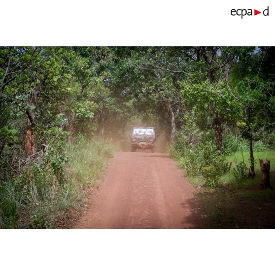Une Peugeot P4 transportant le personnel du rôle 1 ou antenne médicale avancée du GTIA (groupement tactique interarmes) Turco, évoluent sur une route de campagne lors d'une reconnaissance du dispensaire du CRPR (centre régional polyvalent de recherche) de Bambari dans le cadre d'une AMP (aide médicale à la population).