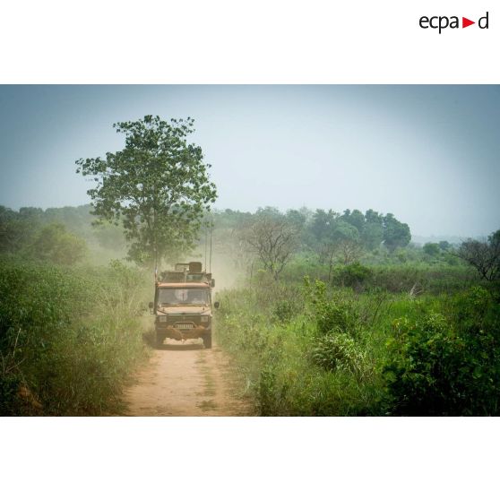 Une Peugeot P4 et un VAB sanitaire transportant le personnel du rôle 1 ou antenne médicale avancée du GTIA (groupement tactique interarmes) Turco, évoluent sur une route de campagne lors d'une reconnaissance du dispensaire du CRPR (centre régional polyvalent de recherche) de Bambari dans le cadre d'une AMP (aide médicale à la population).