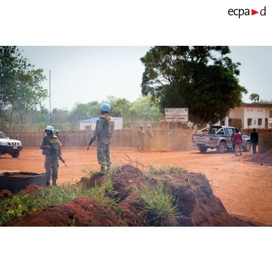 Des soldats des casques bleus sécurisent l'entrée de l'aérodrome de Bambari, dans le cadre de la visite du général de brigade Frédéric Hingray, chef d'état-major de la MINUSCA (mission multidimensionnelle intégrée des Nations Unies pour la stabilisation en Centrafrique) sur la POD (plateforme opérationnelle défense).