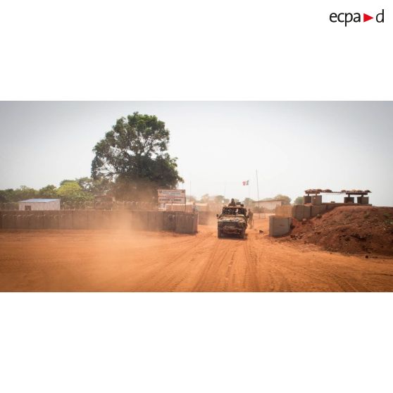 Départ en patrouille des éléments du GCM (groupement des commandos de montagne) du GTIA (groupement tactique interarmes) Vercors, à bord d'une Peugeot P4 depuis la POD (plateforme opérationnelle défense) de Bambari.
