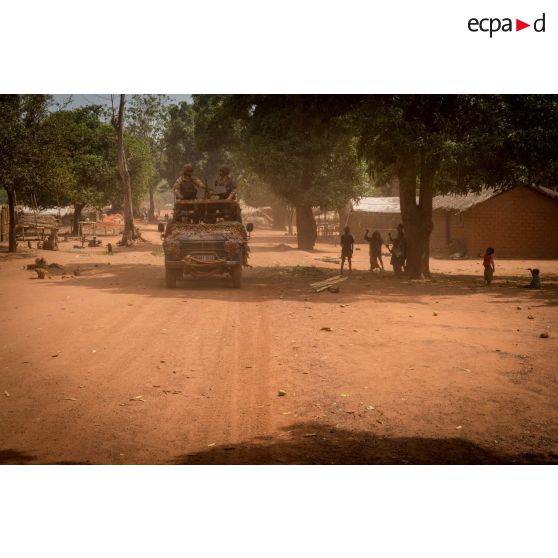 Éléments du GCM (groupement des commandos de montagne) du GTIA (groupement tactique interarmes) Vercors patrouillant à bord d'une Peugeot P4 dans le centre-ville de Bambari.