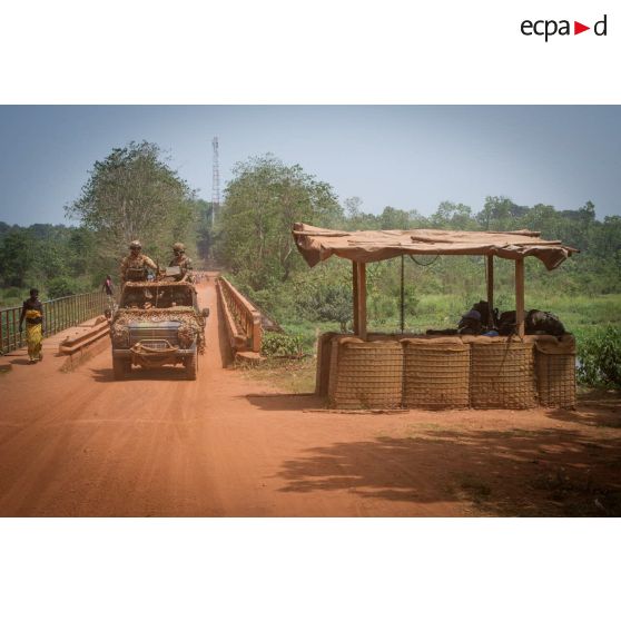 Éléments du GCM (groupement des commandos de montagne) du GTIA (groupement tactique interarmes) Vercors longeant un poste de contrôle de la MINUSCA (mission multidimensionnelle intégrée des Nations Unies pour la stabilisation en Centrafrique), lors d'une patrouille à bord d'une Peugeot P4 dans le centre-ville de Bambari.