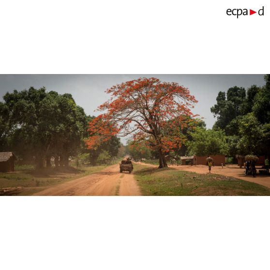 Éléments du GCM (groupement des commandos de montagne) du GTIA (groupement tactique interarmes) Vercors patrouillant à bord d'une Peugeot P4 dans le centre-ville de Bambari.