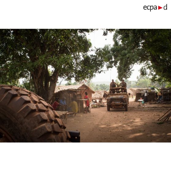 Éléments du GCM (groupement des commandos de montagne) du GTIA (groupement tactique interarmes) Vercors patrouillant à bord d'une Peugeot P4 dans le centre-ville de Bambari.