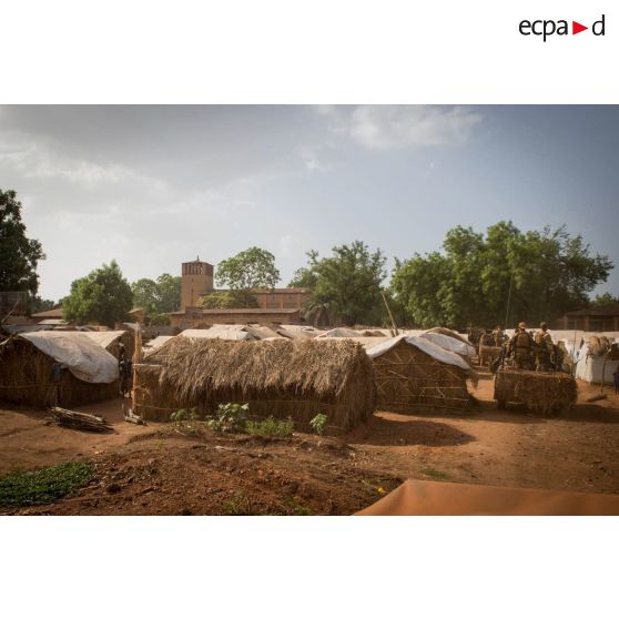 Éléments du GCM (groupement des commandos de montagne) du GTIA (groupement tactique interarmes) Vercors patrouillant à bord de véhicules Peugeot P4 dans le centre-ville de Bambari.