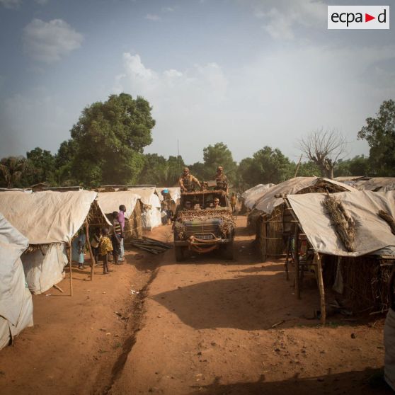 Éléments du GCM (groupement des commandos de montagne) du GTIA (groupement tactique interarmes) Vercors patrouillant à bord d'une Peugeot P4 dans le centre-ville de Bambari.