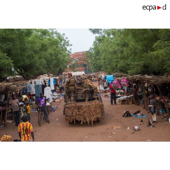 Éléments du GCM (groupement des commandos de montagne) du GTIA (groupement tactique interarmes) Vercors patrouillant à bord d'une Peugeot P4 dans le centre-ville de Bambari.