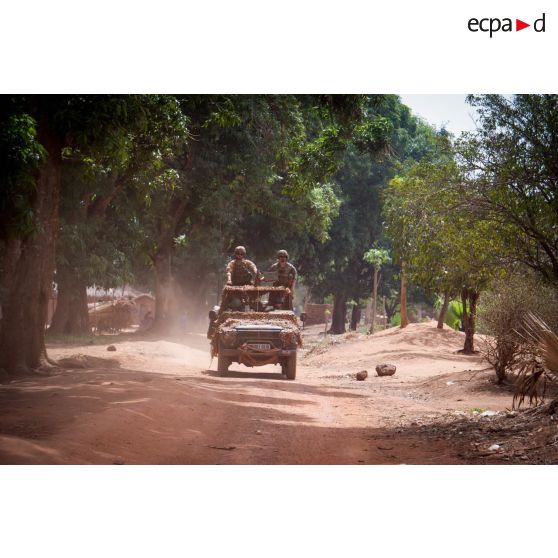Éléments du GCM (groupement des commandos de montagne) du GTIA (groupement tactique interarmes) Vercors patrouillant à bord d'une Peugeot P4 dans le centre-ville de Bambari.