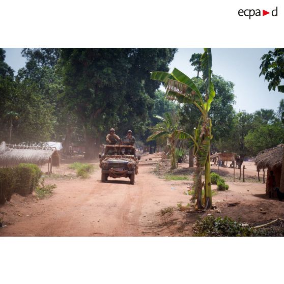 Éléments du GCM (groupement des commandos de montagne) du GTIA (groupement tactique interarmes) Vercors patrouillant à bord d'une Peugeot P4 dans le centre-ville de Bambari.