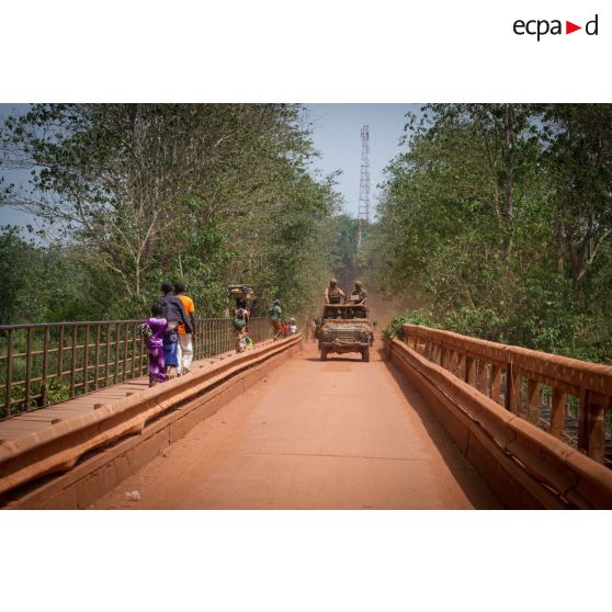 Éléments du GCM (groupement des commandos de montagne) du GTIA (groupement tactique interarmes) Vercors franchissant un pont lors d'une patrouille à bord d'une Peugeot P4 dans le centre-ville de Bambari.