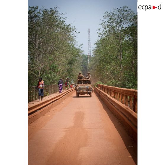 Éléments du GCM (groupement des commandos de montagne) du GTIA (groupement tactique interarmes) Vercors franchissant un pont lors d'une patrouille à bord d'une Peugeot P4 dans le centre-ville de Bambari.