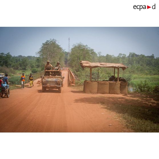 Éléments du GCM (groupement des commandos de montagne) du GTIA (groupement tactique interarmes) Vercors longeant un poste de contrôle de la MINUSCA (mission multidimensionnelle intégrée des Nations Unies pour la stabilisation en Centrafrique), lors d'une patrouille à bord d'une Peugeot P4 dans le centre-ville de Bambari.