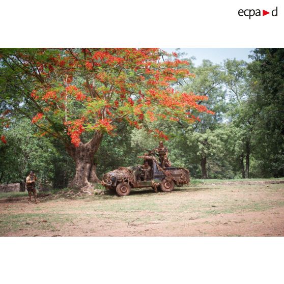 Éléments du GCM (groupement des commandos de montagne) du GTIA (groupement tactique interarmes) Vercors patrouillant à bord d'une Peugeot P4 dans le centre-ville de Bambari.