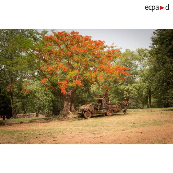 Éléments du GCM (groupement des commandos de montagne) du GTIA (groupement tactique interarmes) Vercors patrouillant à bord d'une Peugeot P4 dans le centre-ville de Bambari.