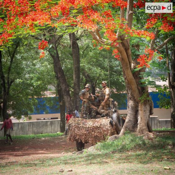 Éléments du GCM (groupement des commandos de montagne) du GTIA (groupement tactique interarmes) Vercors patrouillant à bord d'une Peugeot P4 dans le centre-ville de Bambari.