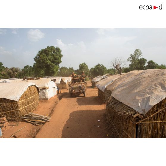 Éléments du GCM (groupement des commandos de montagne) du GTIA (groupement tactique interarmes) Vercors patrouillant à bord d'une Peugeot P4 dans le centre-ville de Bambari.