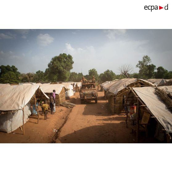Éléments du GCM (groupement des commandos de montagne) du GTIA (groupement tactique interarmes) Vercors patrouillant à bord d'une Peugeot P4 dans le centre-ville de Bambari.