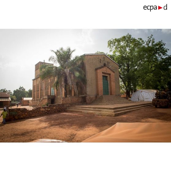 Eglise paroissiale Notre-Dame des Victoires, sécurisée par les éléments du GCM (groupement des commandos de montagne) du GTIA (groupement tactique interarmes) Vercors lors d'une patrouille à bord d'une Peugeot P4 dans le centre-ville de Bambari.