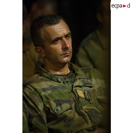 Le colonel Marc Espitalier, chef de corps du 1er RT et commandant le GTIA (groupement tactique interarmes) Turco, assiste à un briefing d'état-major au poste de commandement de la POD (plateforme opérationnelle défense) de Bambari.