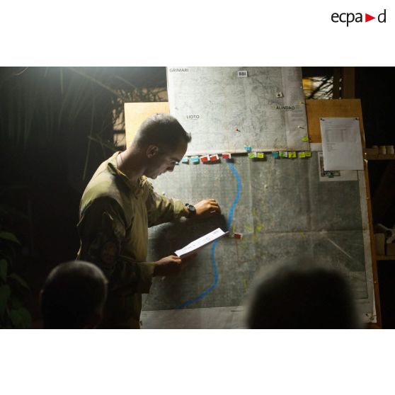 Le capitaine commandant la compagnie Rouge du GTIA (groupement tactique interarmes) Turco expose le dispositif de son unité lors d'un briefing d'état-major au poste de commandement de la POD (plateforme opérationnelle défense) de Bambari.