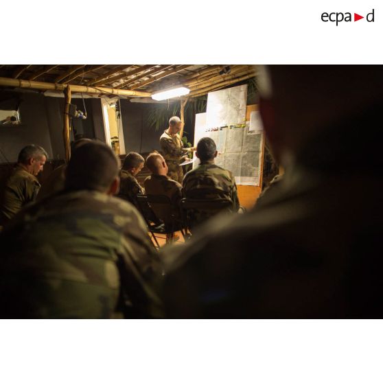 Le capitaine commandant la compagnie Rouge du GTIA (groupement tactique interarmes) Turco expose le dispositif de son unité lors d'un briefing d'état-major au poste de commandement de la POD (plateforme opérationnelle défense) de Bambari.