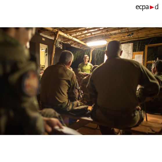 Le capitaine commandant la compagnie Rouge du GTIA (groupement tactique interarmes) Turco expose le dispositif de son unité lors d'un briefing d'état-major au poste de commandement de la POD (plateforme opérationnelle défense) de Bambari.