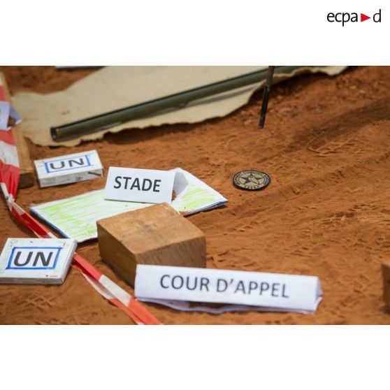 Caisse à sable représentant les différents points de Bambari à sécuriser, réalisée pour une répétition coordonnée des éléments de la force Sangaris et de la MINUSCA (mission multidimensionnelle intégrée des Nations Unies pour la stabilisation en Centrafrique) lors d'un briefing d'état-major au poste de commandement de la POD (plateforme opérationnelle défense) de Bambari.