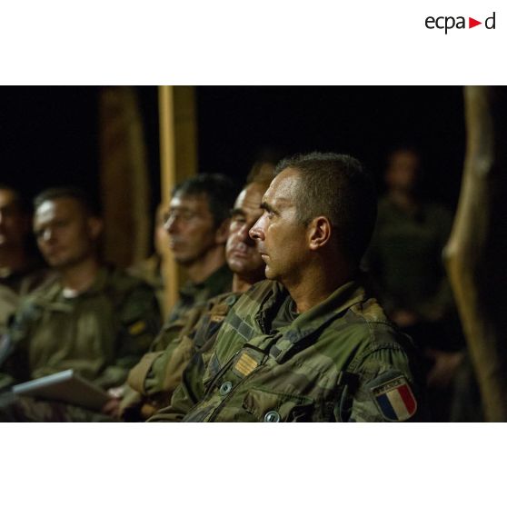 Le colonel Marc Espitalier, chef de corps du 1er RT et commandant le GTIA (groupement tactique interarmes) Turco, assiste à un briefing d'état-major au poste de commandement de la POD (plateforme opérationnelle défense) de Bambari.