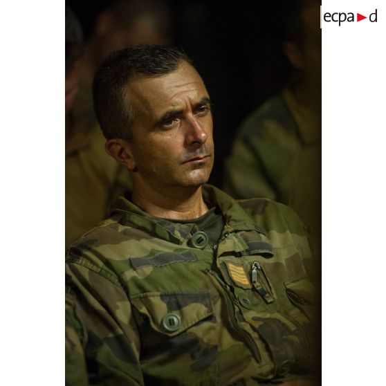 Le colonel Marc Espitalier, chef de corps du 1er RT et commandant le GTIA (groupement tactique interarmes) Turco, assiste à un briefing d'état-major au poste de commandement de la POD (plateforme opérationnelle défense) de Bambari.