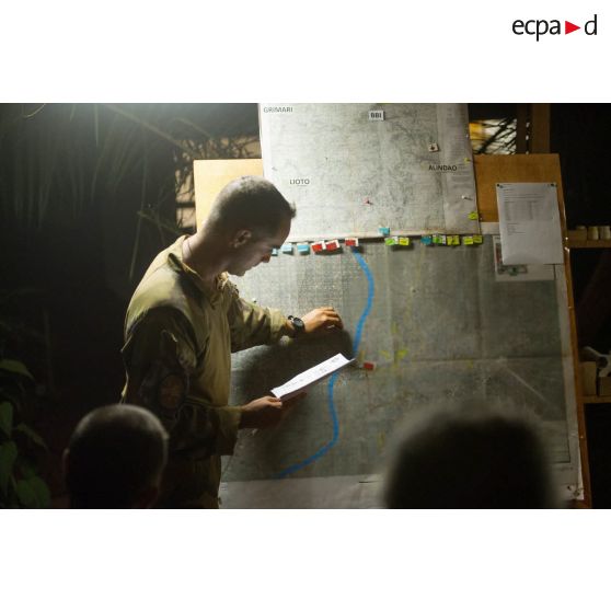 Le capitaine commandant la compagnie Rouge du GTIA (groupement tactique interarmes) Turco expose le dispositif de son unité lors d'un briefing d'état-major au poste de commandement de la POD (plateforme opérationnelle défense) de Bambari.