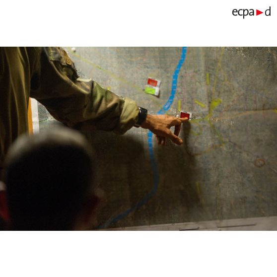 Le capitaine commandant la compagnie Rouge du GTIA (groupement tactique interarmes) Turco expose le dispositif de son unité lors d'un briefing d'état-major au poste de commandement de la POD (plateforme opérationnelle défense) de Bambari.