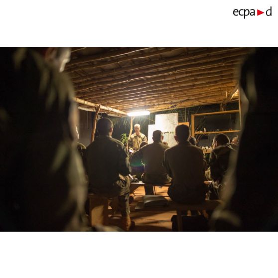 Le capitaine commandant la compagnie Rouge du GTIA (groupement tactique interarmes) Turco expose le dispositif de son unité lors d'un briefing d'état-major au poste de commandement de la POD (plateforme opérationnelle défense) de Bambari.