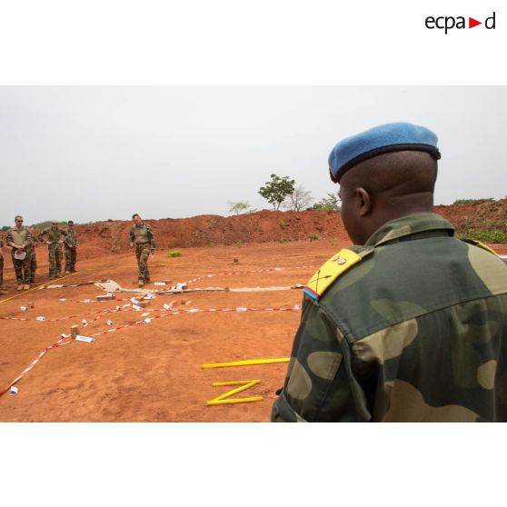 Le lieutenant-colonel Bitengalo, chef des forces armées démocratiques congolaises des casques bleus assiste à une répétition coordonnée sur caisse à sable des éléments de la force Sangaris et de la MINUSCA (mission multidimensionnelle intégrée des Nations Unies pour la stabilisation en Centrafrique) lors d'un briefing d'état-major au poste de commandement de la POD (plateforme opérationnelle défense) de Bambari.