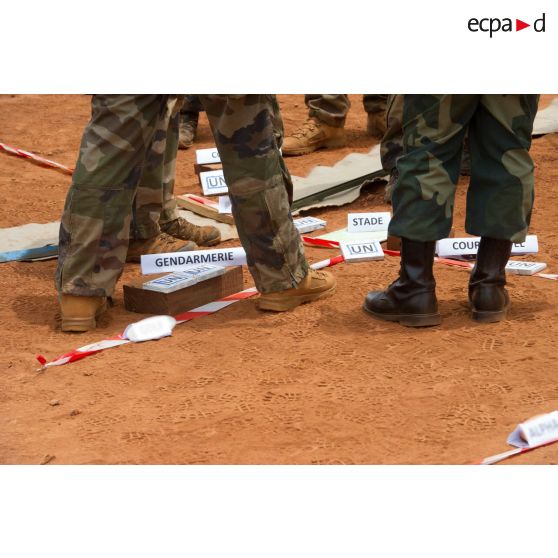 Caisse à sable représentant les différents points de Bambari à sécuriser, réalisée pour une répétition coordonnée des éléments de la force Sangaris et de la MINUSCA (mission multidimensionnelle intégrée des Nations Unies pour la stabilisation en Centrafrique) lors d'un briefing d'état-major au poste de commandement de la POD (plateforme opérationnelle défense) de Bambari.