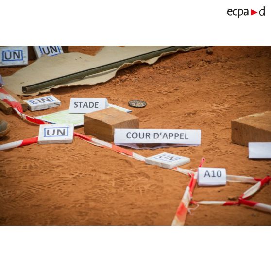 Caisse à sable représentant les différents points de Bambari à sécuriser, réalisée pour une répétition coordonnée des éléments de la force Sangaris et de la MINUSCA (mission multidimensionnelle intégrée des Nations Unies pour la stabilisation en Centrafrique) lors d'un briefing d'état-major au poste de commandement de la POD (plateforme opérationnelle défense) de Bambari.