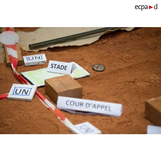 Caisse à sable représentant les différents points de Bambari à sécuriser, réalisée pour une répétition coordonnée des éléments de la force Sangaris et de la MINUSCA (mission multidimensionnelle intégrée des Nations Unies pour la stabilisation en Centrafrique) lors d'un briefing d'état-major au poste de commandement de la POD (plateforme opérationnelle défense) de Bambari.